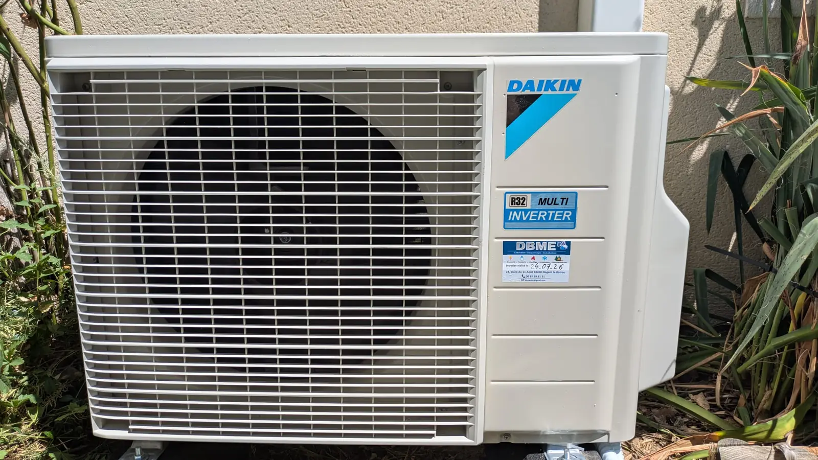 Groupe extérieur multi-split de climatisation, autocollant de l’entreprise sur la façade de l’appareil