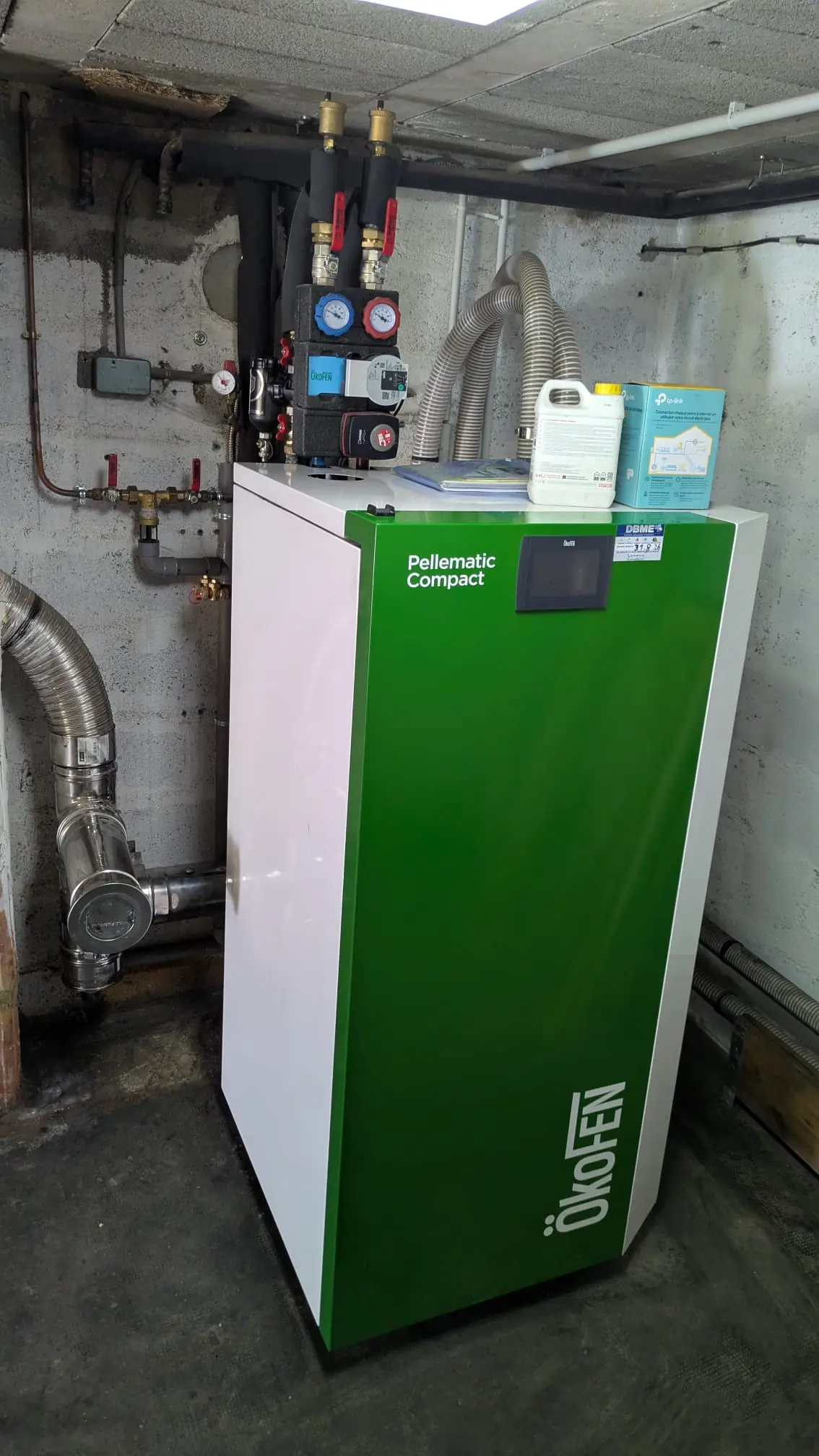 Chaudière à granulés de bois installée dans un local technique