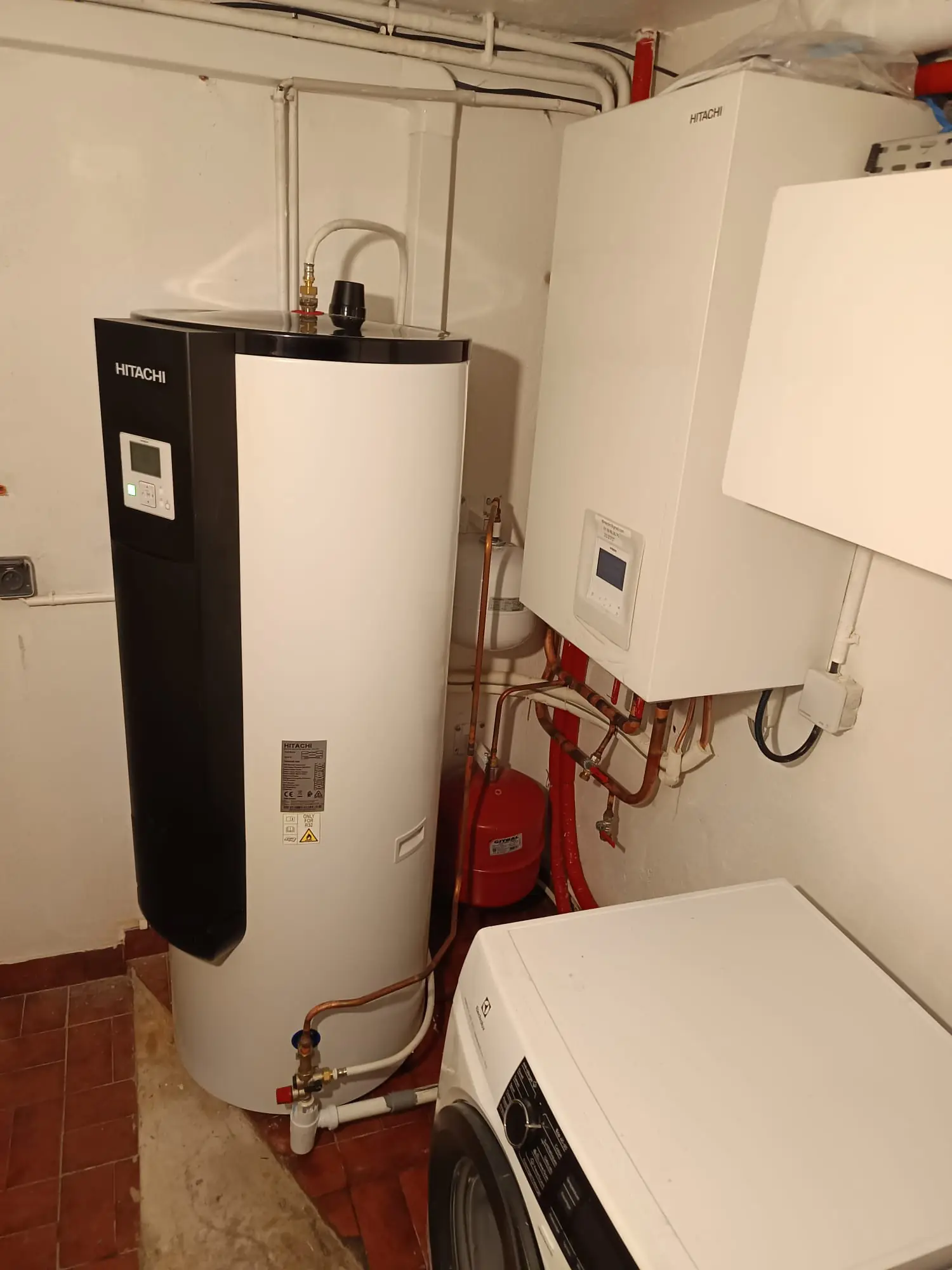 Ballon d’eau chaude raccordé dans un local technique, à côté du module intérieur