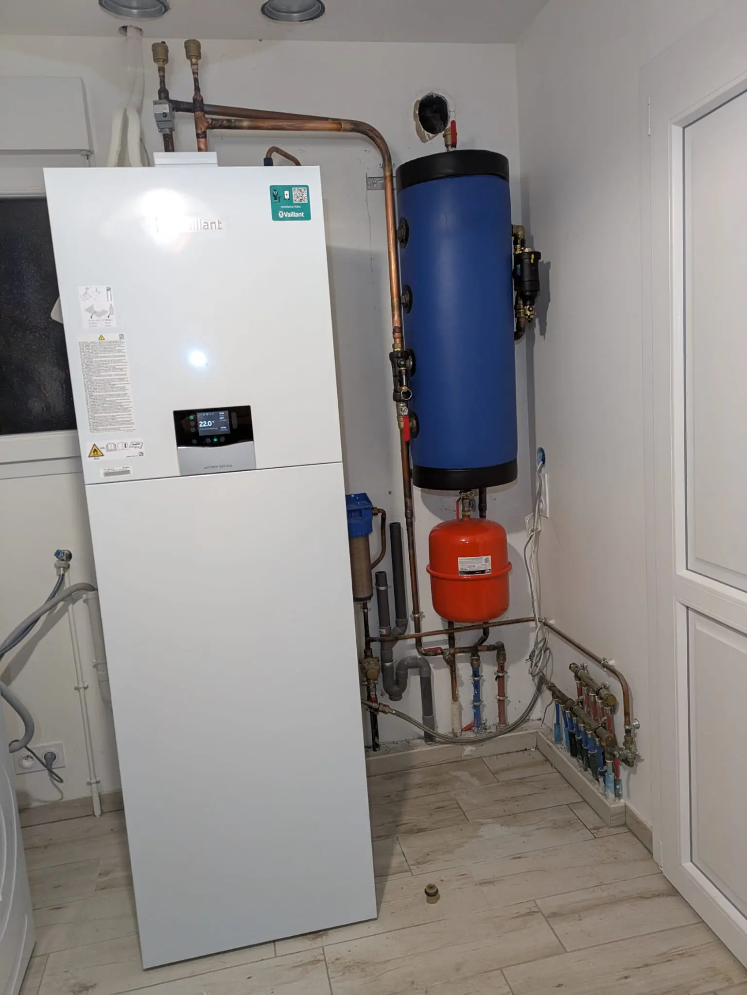 Module intérieur de pompe à chaleur raccordé à un ballon tampon dans un local technique